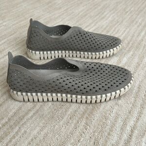 Isle Jacobsen Tulip 139 Perforated Slip-On Sneaker Light Gray Size 39 | 9